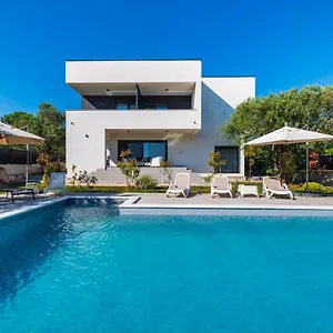 Crowonder Sun Dance With Heated Swimming Pool Seaview And Garden , Sveti Filip i Jakov Chorwacja